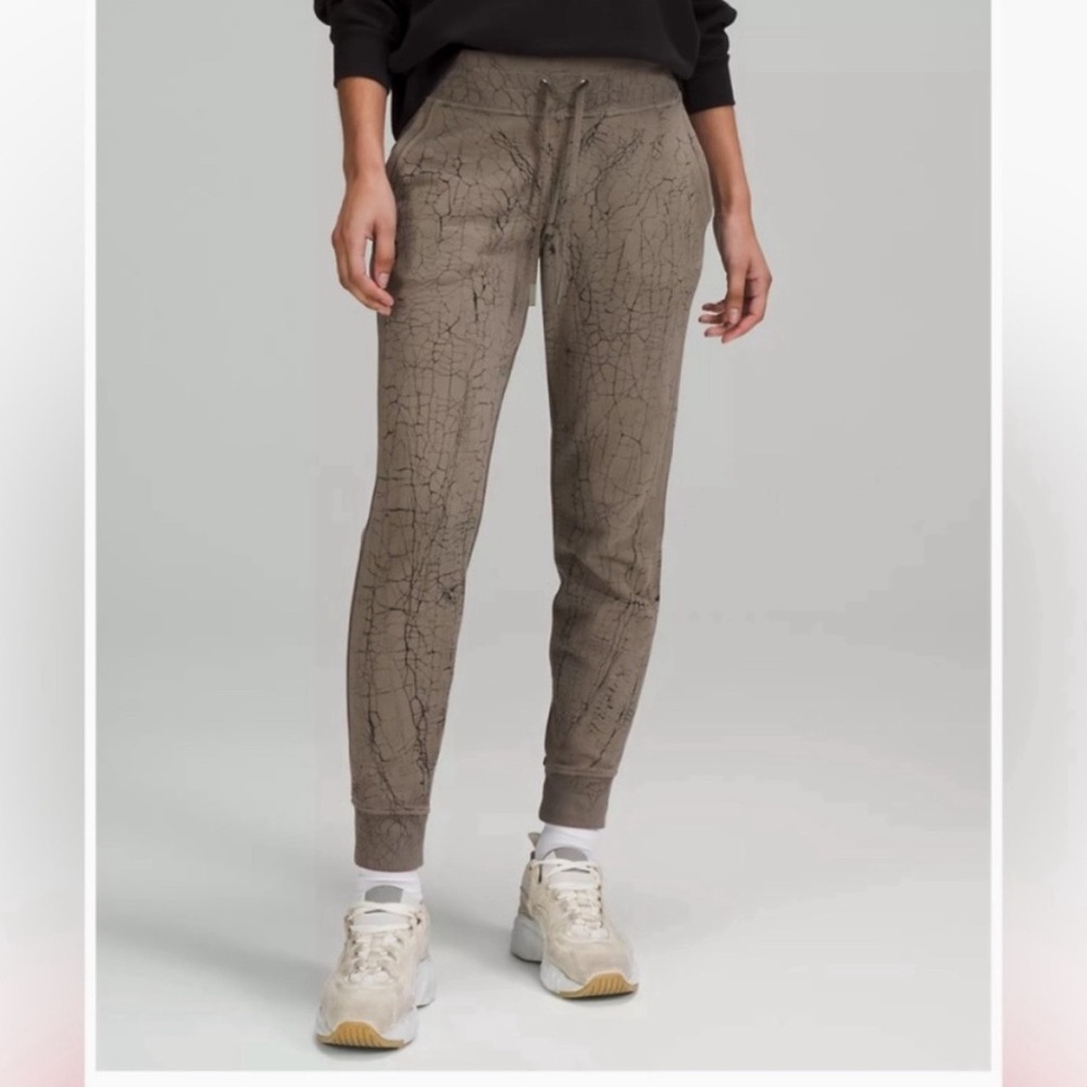 Lululemon women’s warm down joggers size 4
